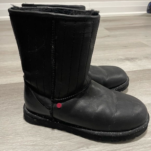 UGG Snow boots ft. STARWARS, size 8 - Picture 2 of 5